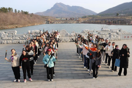 龙年春意浓 巾帼绽芳华—产业投资集团三八节登山活动315.png